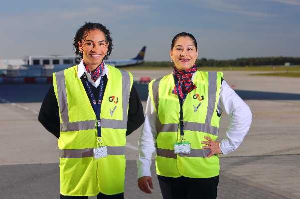 Twee vrouwelijke beveiligers op de luchthaven van Eindhoven. 